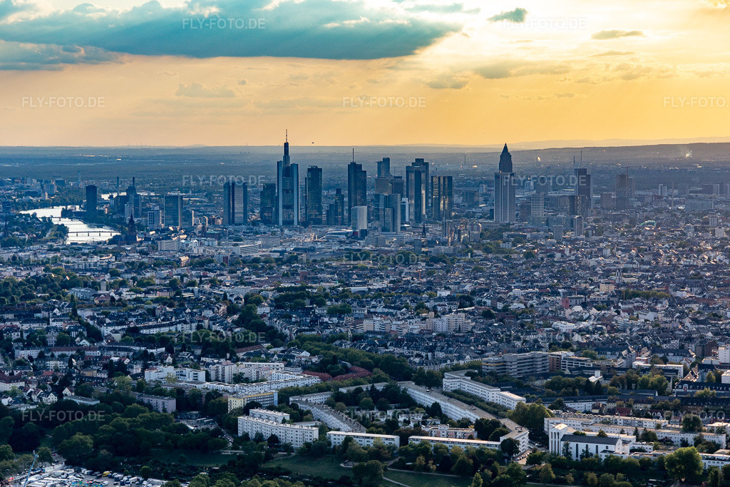Luftbild: Skyline von Osten im Ortsteil Nordend-West in Frankfurt im Bundesland Hessen in Deutschland. Foto: IMG_117627.jpg vom 10.09.2019 durch Werner Riehm/FLY-FOTO.de