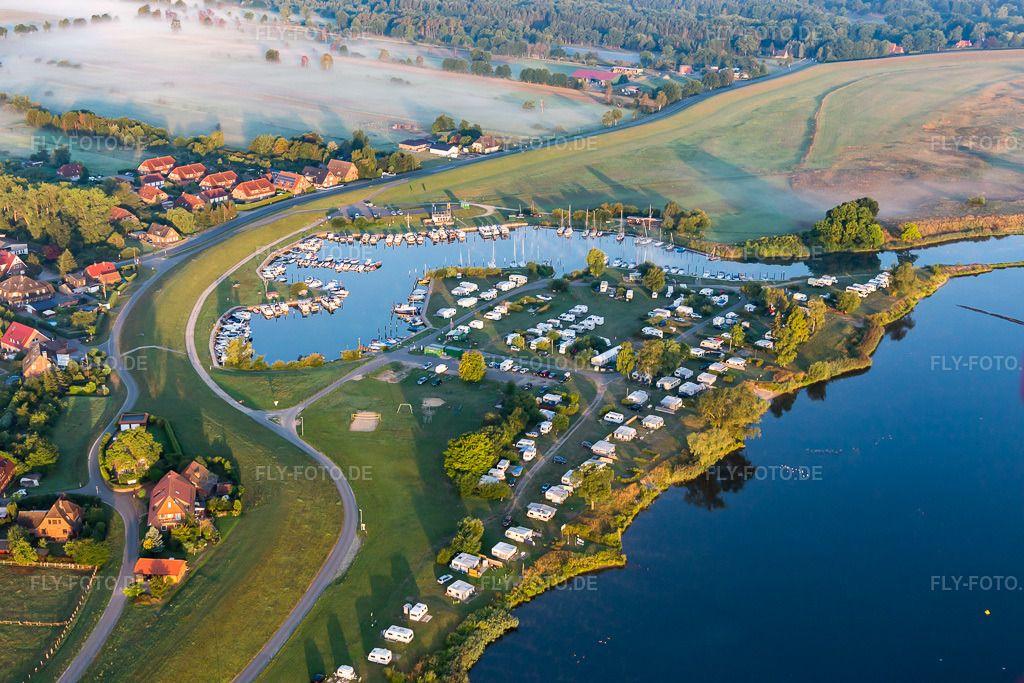 Luftbild: Campingplatz Flecken an der Elbe in Artlenburg im Bundesland Niedersachsen in Deutschland. Foto: IMG_110195.jpg vom 18.08.2018 durch Werner Riehm/FLY-FOTO.deWWW.FLECKEN-ARTLENBURG.DE