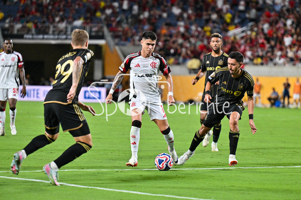 Los Angeles FC - CR Flamengo | im Duell Luiz ARAUJO (Flamengo 7) und Mark DELGADO (Los Angeles 8) / Zweikampf / FIFA Club World Cup: Los Angeles FC - CR Flamengo, Camping World Stadium am 24.06.2025 / NOT FOR SALE IN USA