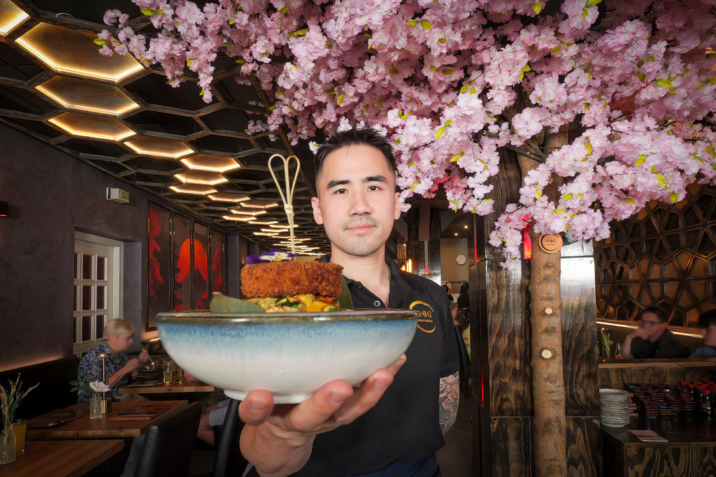 Shiki | Vaihingen an der Enz - Das Shiki in Vaihingen/Enz hat neu eröffnet. Das Restaurant bietet japanisch-europäische Kochphilosophie unter anderem einen Sushi-Burger hier im Bild: Salmon Burger mit knusprigen Reis , Spicy Salmon Tartar , Avocado , Gurke , Sesam, Algen Salat, Krebsfleisch, Schnittlauch und Tobiko - Realisiert mit Pictrs.com