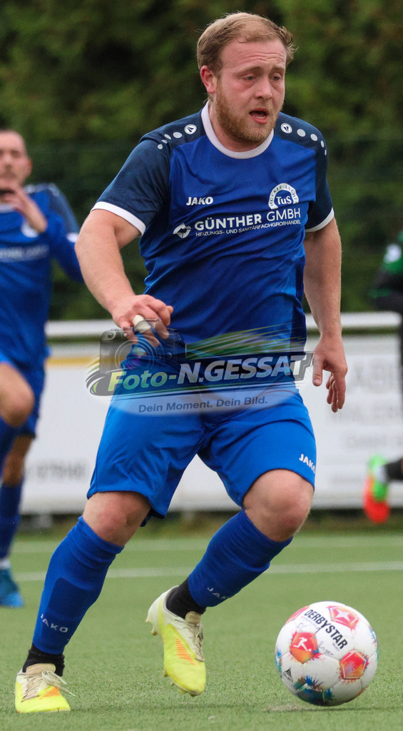 SC Enger - TuS Hücker-Aschen | Auf dem Bild zu sehen: blau TuS Hücker-Aschen: Gabriel Baitler  SC Enger, TuS Hücker-Aschen, Saison 26/27, Kreisliga A, Enger, Deutschland - Realisiert mit Pictrs.com