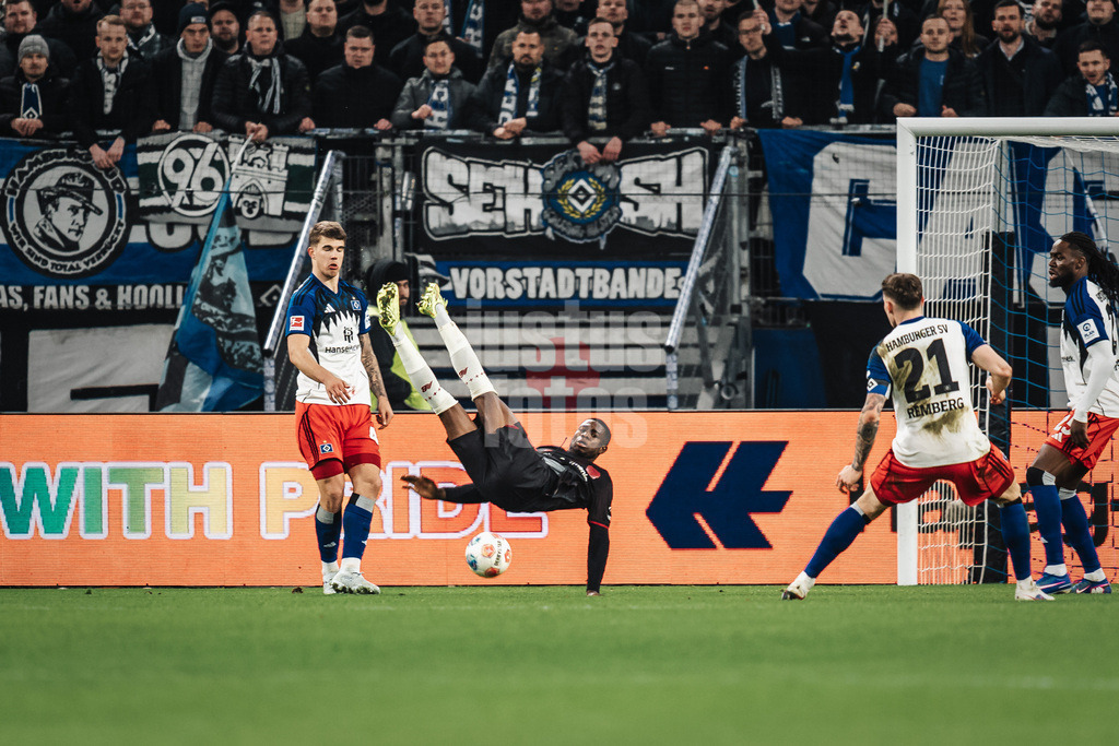 Fußball | Männer | Saison 2025/2026 | 1. Fußball-Bundesliga | 17. Spieltag | Hamburger SV vs. Bayer 04 Leverkusen | 04.03.2026 | Christian Kofane (#35, Bayer 04 Leverkusen) verpasst einen Fallrückzieher