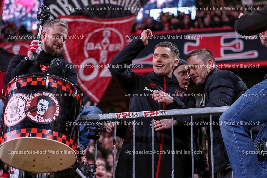 DFB05022502382 | 05.02.2025, Fußball, DFB-Pokal Viertelfinale, Bayer 04 Leverkusen - 1.FC Köln, BayArena, Saison 2024 2025: Abschlussjubel nach dem 3:2 Sieg. Die Mannschaft feiert den Erfolg und den Einzug ins Halbfinale. Florian Wirtz (Bayer04 Leverkusen #10) klettert über den Zaun zu den Ultras in der Nordkurve DFB regulations prohibit any use of photographs as image sequences and or quasi-video.