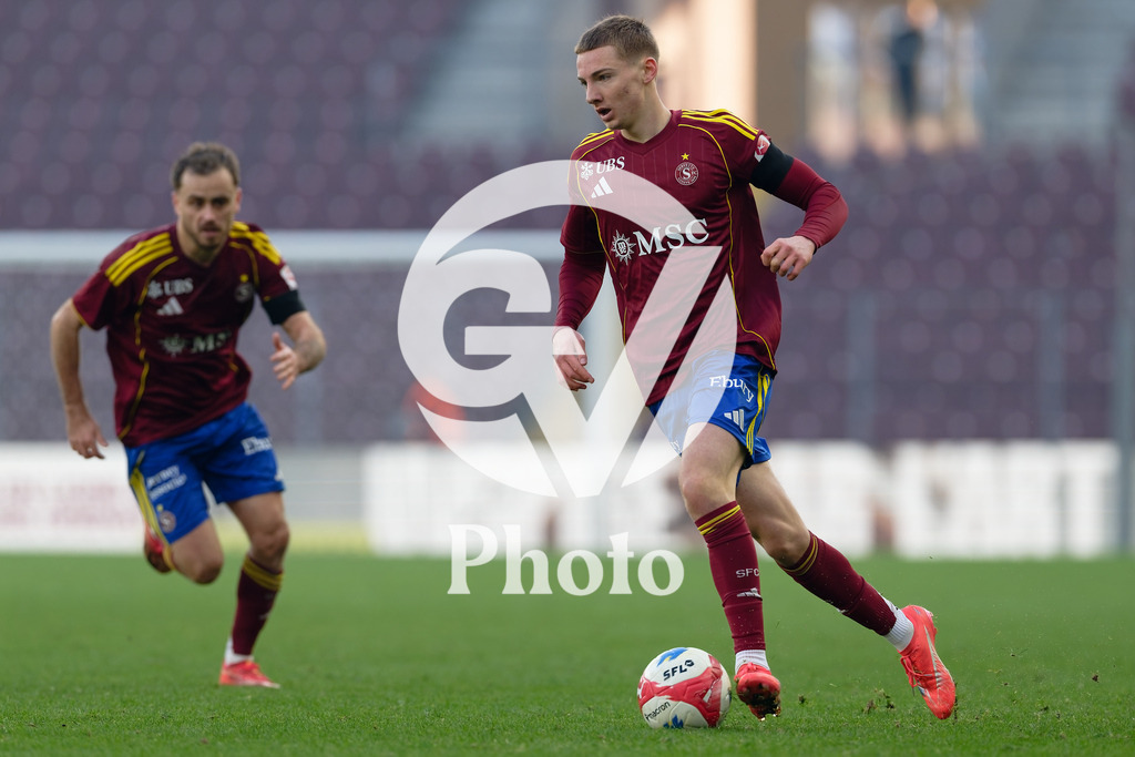 Brack Super League - Servette FC v FC Zurich | Thomas Lopes (36 Servette FC) controls the ball (action)  during the Brack Super League match between Servette FC and FC Zurich at Stade de Geneve in Geneva, Switzerland