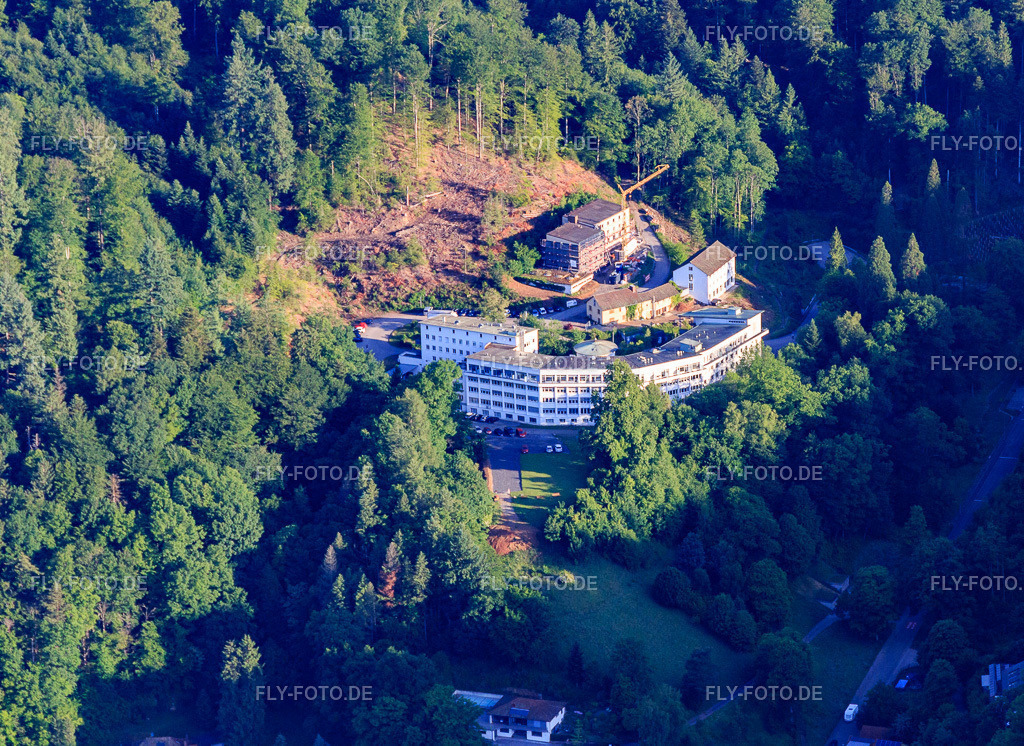 BDH-Klinik Waldkirch gGmbH und Schule für Gesundheits- und Krankenpflegehilfe an der BDH-Klinik Waldkirch  http://bdh-klinik-waldkirch.de/ | Luftbild: BDH-Klinik Waldkirch gGmbH und Schule für Gesundheits- und Krankenpflegehilfe an der BDH-Klinik Waldkirch  http://bdh-klinik-waldkirch.de/ in Waldkirch im Bundesland Baden-Württemberg in Deutschland. Foto: IMG_147599.jpg vom 30.05.2025 durch Werner Riehm/FLY-FOTO.de - Realisiert mit Pictrs.com