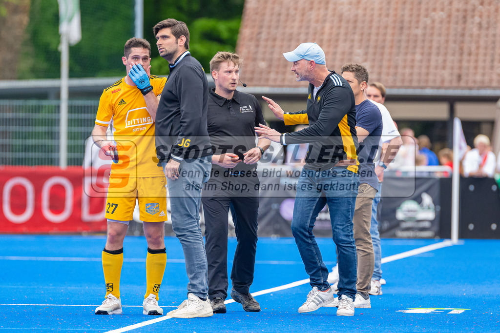 HK_20230507_108041 | 1. Bundesliaga Herren Creefelder HTC - Harvestehuder THC  am 7.5.2023 Crefelder HTC ( CHTC ), Krefeld  , Thomas Hinsken ( SR ) , Bechmann Christoph ( Trainer Harvestehuder THC )