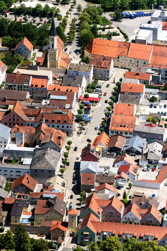 dr__0054176.jpg | KELHEIM 12.06.2020 Platz- Ensemble Ludwigsplatz im Innenstadt- Zentrum im Ortsteil Gronsdorf in Kelheim im Bundesland Bayern, Deutschland. // Ensemble space an place Ludwigsplatz in the inner city center in the district Gronsdorf in Kelheim in the state Bavaria, Germany. Foto: Daniel Reiter