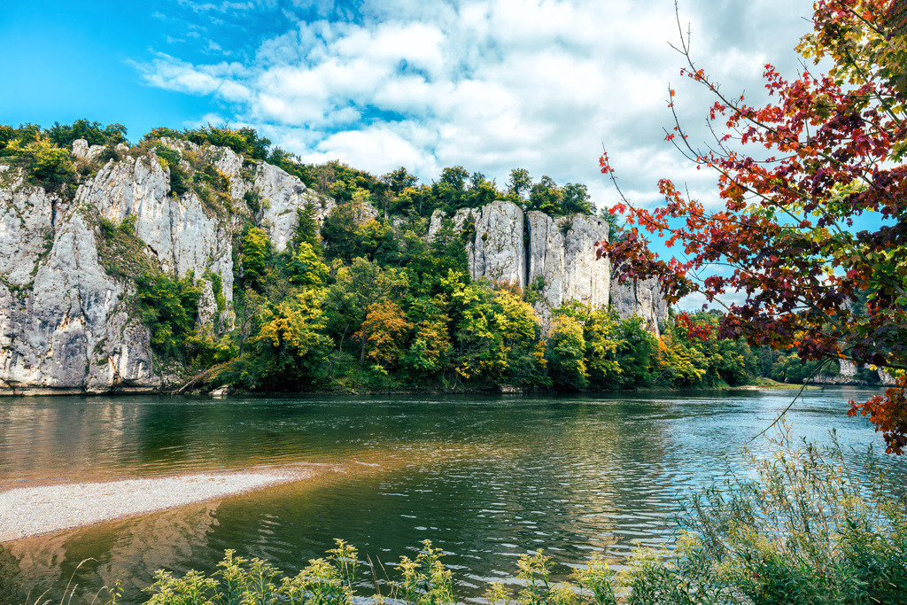 Herbstblick auf die hohen Kalksteinfelsen, Weltenburger Enge,Kelheim | Das Bild zeigt den eindrucksvollen Donaudurchbruch (Naturschutzgebiet Weltenburger Enge) in Niederbayern zwischen Kelheim und dem Kloster Weltenburg. Hier bahnt sich die Donau ihren Weg durch bis zu 70 Meter hohe Kalksteinfelsen.Zwischen Kelheim und dem Kloster Weltenburg im Naturpark Altmühltal, Bayern.Die etwa 5,5 Kilometer lange Engstelle gehört zu den schönsten Geotopen und Naturlandschaften Deutschlands. - Realisiert mit Pictrs.com