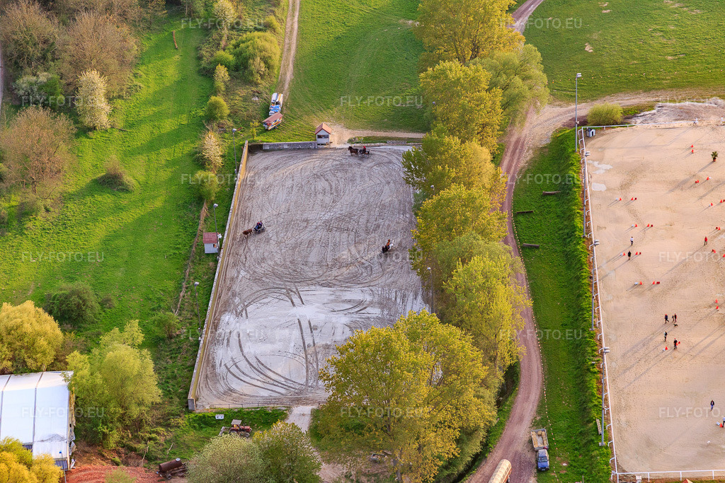 Vue aérienne: Tournoi équestre au Haras De La Née à Mothern dans le département Bas Rhin, France – .Photo: IMG_078008.jpg prise le 24/04/2015 par Werner Riehm/FLY-FOTO.eu – Résolution de l'original: 5472 x 3648 px – Haras de la Nee équitation chevaux concours