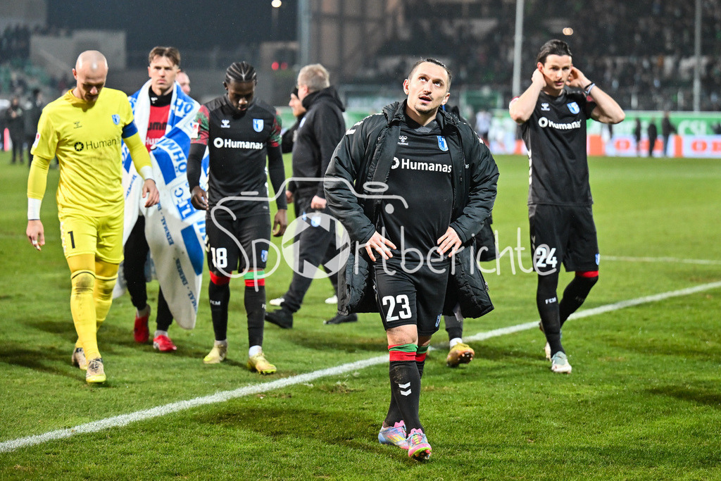 SpVgg Greuther Fürth - 1. FC Magdeburg | FUERTH, GERMANY - 06. FEBRUARY: Die Spieler der Gäste feiern zusammen mit den mitgereisten Fans den 4-5 Auswärtssieg in Fürth nach dem Match zwischen der SpVgg Greuther Fürth und dem 1. FC Magdeburg am 21. Spieltag der 2. Bundesliga im Sportpark Ronhof Thomas Sommer / Baris ATIK (1. FC Magdeburg 23)