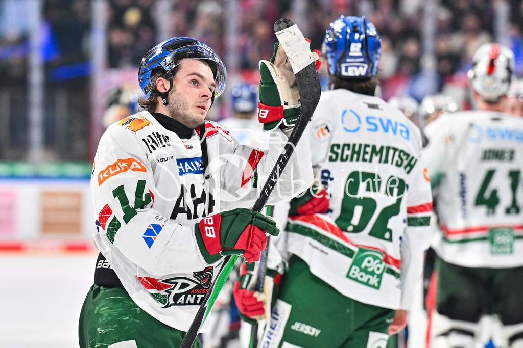 Nürnberg Ice Tigers - Augsburger Panther | NUREMBERG, GERMANY - 23. JANUARY: Hängende Köpfe bei den Spielern der Gäste nach dem Match zwischen den Nürnberg Ice Tigers und den Augsburger Panthern am 42. Spieltag der Penny DEL in der PSD Bank Nürnberg Arena / D. J. BUSDEKER (Augsburger Panther 14)
