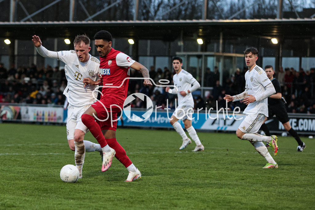 SV Heimstetten - FC Bayern Amateure | Liam MORRISON (FCB #4) und Ikenna EZEALA (SVH #33) im Duell um den Ball