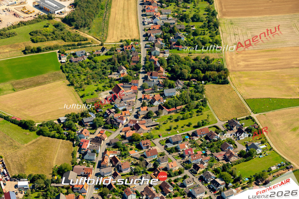 Das Luftbild zeigt : Kirchheimer Strasse Kleinrinderfeld - Die Luftaufnahme wurde 2023 vom UL-Flugzeug aus erstellt ( keine Drohne ) - Hochauflösende Luftaufnahme - Für grossformatige Ausdrucke geeignet. Die Geschenkidee !Mit Lizenz und Bildrechte bestellbar
