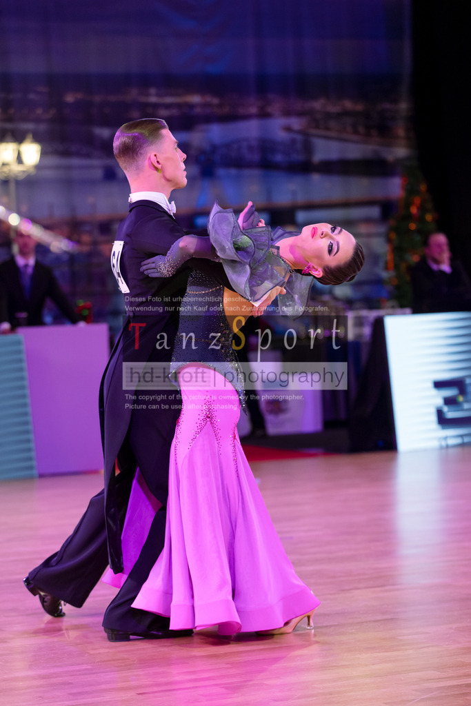 20241215_WDSF_Int_Open_Std-Riga-9805 | Tanzsportbilder, Standardtanz, Lateintanz, WDSF, DTV, LTVB, dancecomp, goc, hessen tanzt, blaues band der spree, walzer, tango, wiener walzer, slowfox, quickstepp, samba, rumba, cha-cha-cha, paso doble. jive, hd-kroft photography, turniertanzsport