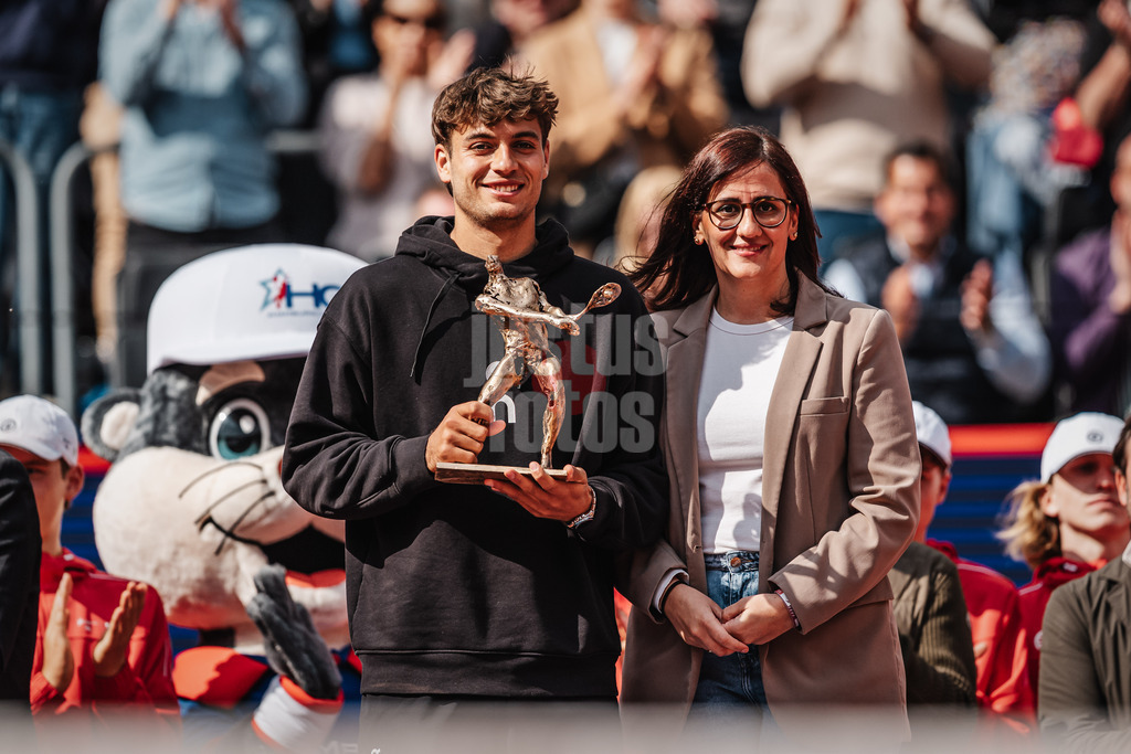 Tennis | Männer | bitpanda Hamburg Open Finale | ATP 500 | Andrei Andrejewitsch Rubljow (RUS) vs. Flavio Cobolli (ITA) | 24.05.2025 | v.l. Flavio Cobolli erhält von Maryam Blumenthal (Wissenschaftssenatorin Bündnis 90/Grüne) die Trophäe