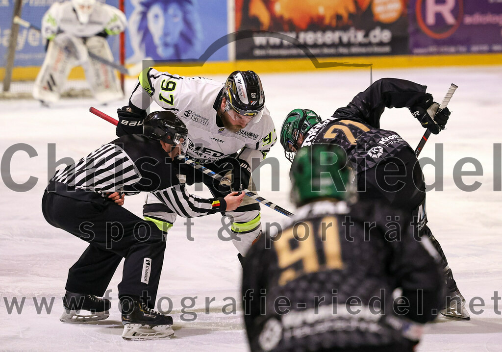 2024-03-01_131_TSV_Erding_gegen_ERSC_Amberg | Erding, Deutschland, 01.03.2024:
Eishockey, Bayernliga Playoffs 2023 / 2024, 5. Spieltag, TSV Erding gegen ERSC Amberg, Endergebnis: 9:0

Daniel Krieger (ERSC Amberg, #97), Erik Modlmayr (Erding Gladiators, #21)

Foto: Christian Riedel / fotografie-riedel.net