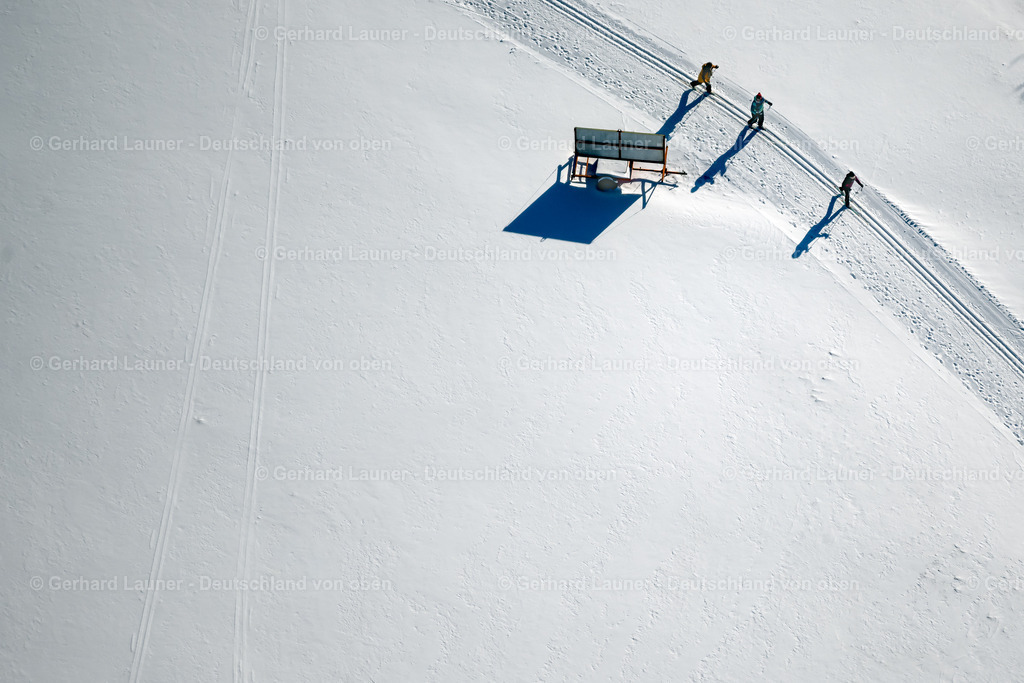 4043585 | ALTASTENBERG 13.02.2021 Winterluftbild Langläufer in einer Loipe in Altastenberg in Winterberg im Sauerland im Bundesland Nordrhein-Westfalen, Deutschland. // Winter aerial view of cross-country skiers on a cross-country ski trail in Altastenberg in Winterberg in the Sauerland in the state North Rhine-Westphalia, Germany. Foto: Gerhard Launer