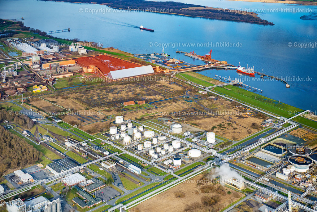 Stade_Bützfleth_LNG_Terminal_Baustelle_ELS_3515040223 | STADE 04.02.2023 Baustellen zum Ausbau der Wasserbrücke mit Leitungssystemen des LNG Erdgas und Flüssiggas- Terminal und Entladekai und AOS Raffinerie- Werksgelände an der Straße Am Seehafen im Ortsteil Bützfleth in Stade im Bundesland Niedersachsen, Deutschland. Weiterführende Informationen bei: AOS Aluminium Oxid Stade GmbH,  Dow Deutschland Anlagengesellschaft mbH,  Hafenbetriebs GmbH & Co. KG,  Hanseatic Energy Hub GmbH. // Construction site of Water bridge with line systems of the LNG natural gas and liquid gas terminal and unloading quay and AOS Raffinerie- Werksgelaende on street Am Seehafen in the district Buetzfleth in Stade in the state Lower Saxony, Germany. Further information at: AOS Aluminium Oxid Stade GmbH,  Dow Deutschland Anlagengesellschaft mbH,  Hafenbetriebs GmbH & Co. KG,  Hanseatic Energy Hub GmbH. Foto: Martin Elsen