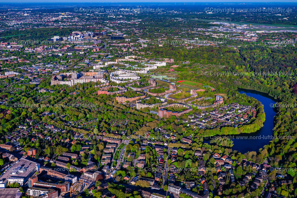 Hamburg_Steilshoop_ELS_9920270425 | HAMBURG 27.04.2025 Wohngebiet der Mehrfamilienhaussiedlung an der Straße Schreyerring im Ortsteil Steilshoop in Hamburg, Deutschland. // Residential area of the multi-family house settlement on street Schreyerring in the district Steilshoop in Hamburg, Germany. Foto: Martin Elsen