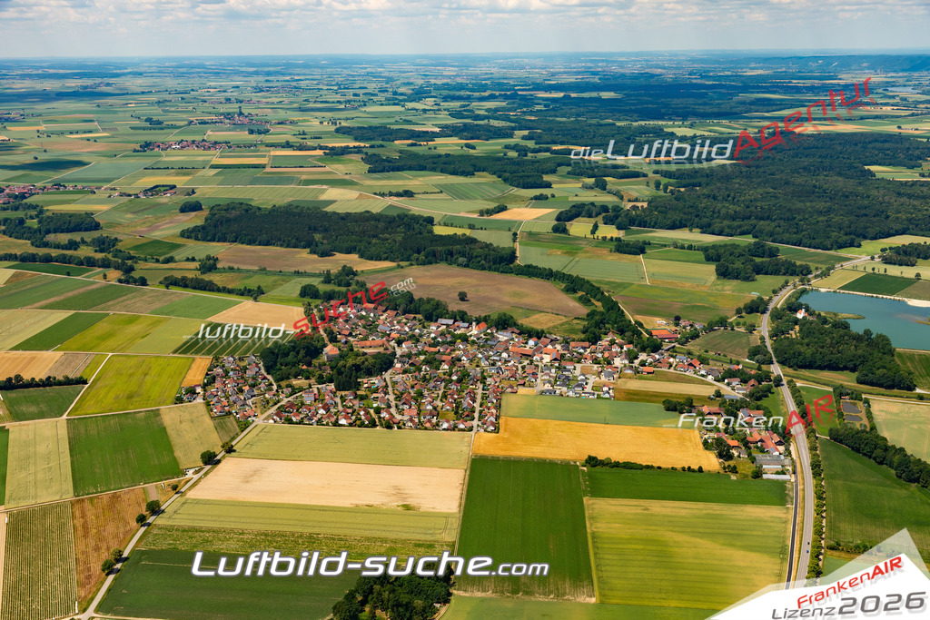 Das Luftbild zeigt : Schönach Mötzing - Die Luftaufnahme wurde 2023 vom UL-Flugzeug aus erstellt ( keine Drohne ) - Hochauflösende Luftaufnahme - Für grossformatige Ausdrucke geeignet. Die Geschenkidee !Mit Lizenz und Bildrechte bestellbar