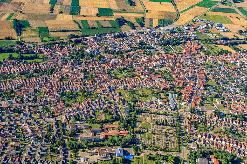 Luftbild: Innnenstadt in Rülzheim im Bundesland Rheinland-Pfalz in Deutschland. Foto: IMG_30713.jpg vom 31.07.2010 durch Werner Riehm/FLY-FOTO.de