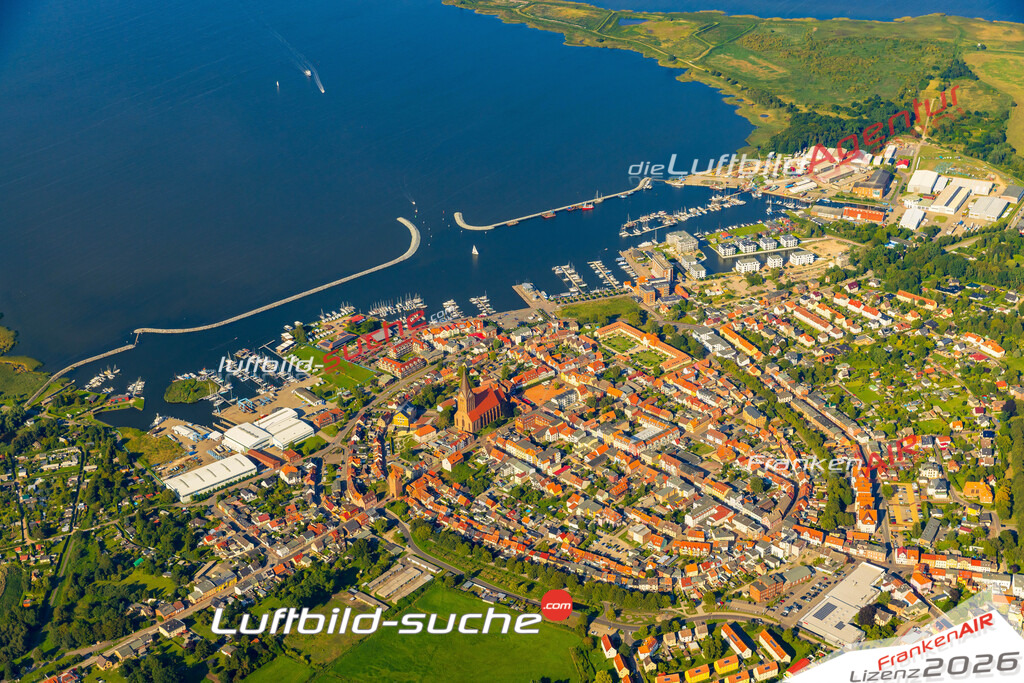 Stadt Barth von Oben- Die Luftaufnahme wurde 2025 vom UL-Flugzeug heraus erstellt ( keine Drohnenaufnahme ) - Hochauflösende Luftaufnahme - für Wandbilder und großformatige Ausdrucke geeignet. Das besondere Geschenk!Hier alle&nbsp;Infos zur Lizenzierung der LuftaufnahmeWir fliegen auch dieses Jahr wieder in Ihre Region um Luftbilder zu erstellen.- Luftbild anfragen