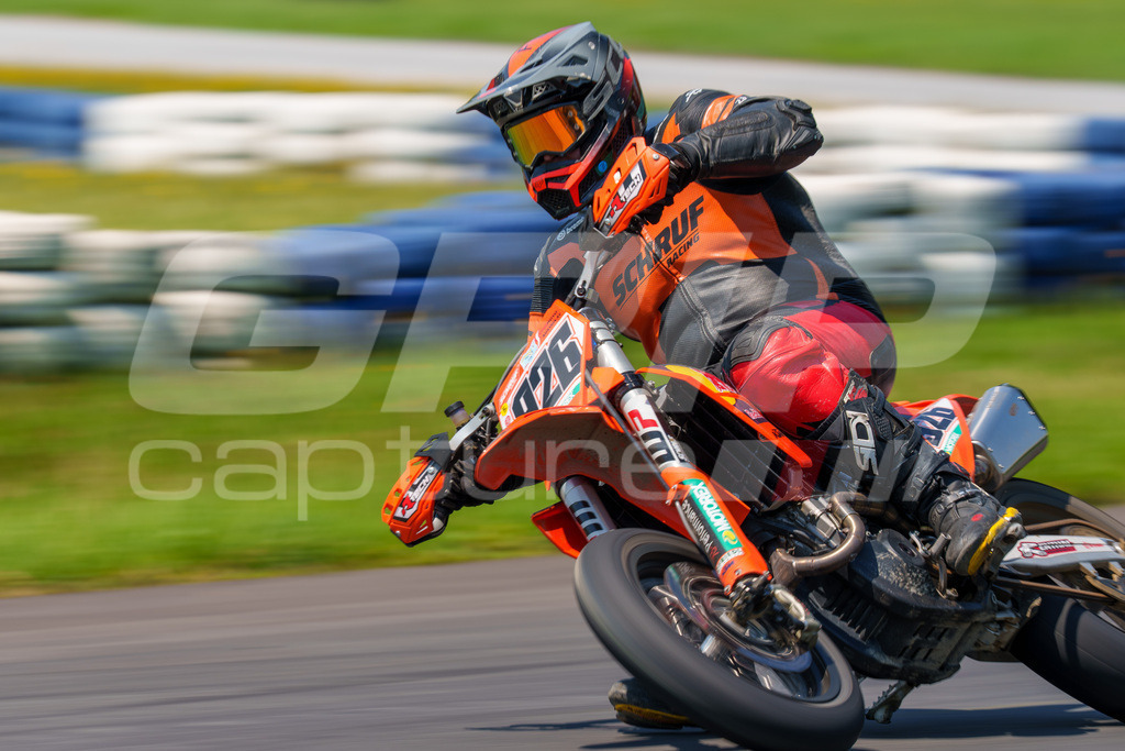 G-Cup + Supermoto Staatsmeisterschaft + Hungarian Supermoto Championship | GRIPcapture steht für authentische Sportfotografie in Österreich – für Momente, die mehr sind als Geschwindigkeit oder Ergebnis. Es geht um Emotion, Spannung, Fokus und den Augenblick, der oft nur einen Wimpernschlag dauert.Ob Motorsport, Teamsport oder 