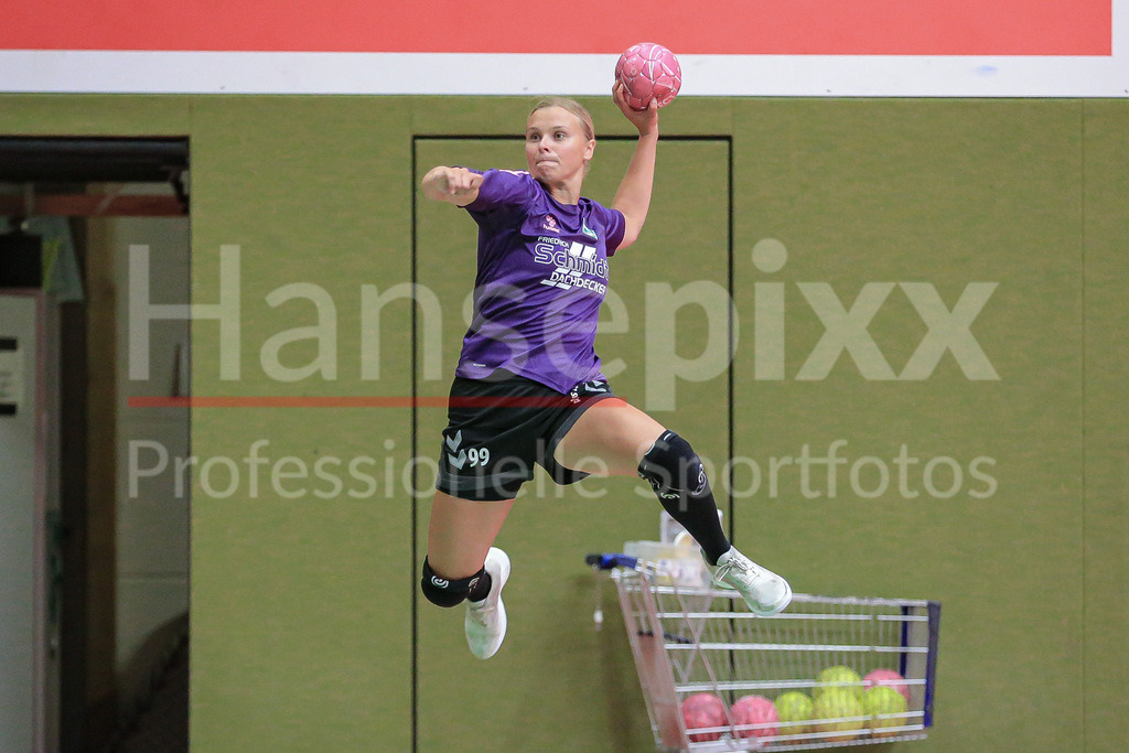 Handball, 2. Bundesliga Frauen, Training SV Werder Bremen | v.li.: Vanessa Plümer (SV Werder Bremen, 15) beim Wurf, am Ball, Spielszene, Aktion, Action