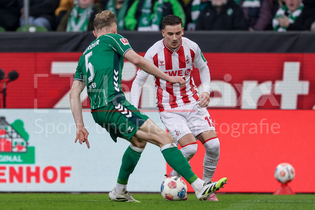 Fussball, Bundesliga, SV Werder Bremen - 1. FC Köln | v.li.: Amos Pieper (SV Werder Bremen, 5) und Said El Mala (1. FC Köln, 13) im Zweikampf, Duell, Dynamik, Aktion, Action, Spielszene, DIE DFL-RICHTLINIEN UNTERSAGEN JEGLICHE NUTZUNG VON FOTOS ALS SEQUENZBILDER UND/ODER VIDEOÄHNLICHE FOTOSTRECKEN. DFL REGULATIONS PROHIBIT ANY USE OF PHOTOGRAPHS AS IMAGE SEQUENCES AND/OR QUASI-VIDEO.