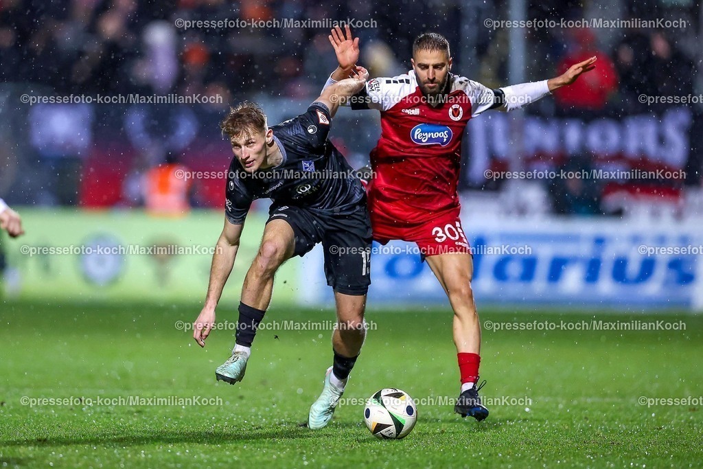 FCVK24012501032 | 24.01.2025, Fußball, FC Viktoria Köln – SV Waldhof Mannheim 07, 3.Liga, Sportpark Höhenberg, Saison 2024 2025: Malte Karbstein (SV Mannheim #15) im Zweikampf gegen Serhat-Semih Güler (Viktoria Köln #30)DFB regulations prohibit any use of photographs as image sequences and or quasi-video.