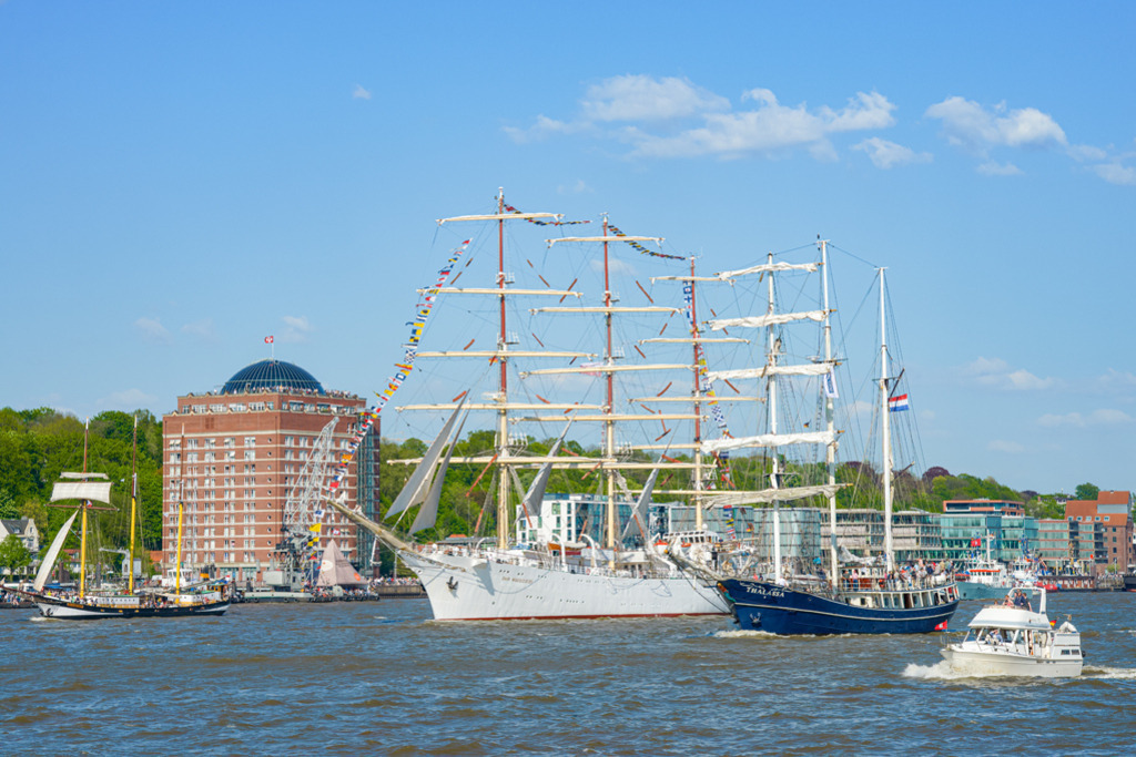 Hafengeburtstag Hamburg | Auslaufparade beim Hafengeburtstag Hamburg vor Neumühlen/Övelgönne. Das imposante polnische Segelschulschiff Dar Młodzieży wird begleitet von der niederländischen Barketine Thalassa und weiteren Schiffen. — Auflösung des Originals: 6015 x 4010 px. - Realisiert mit Pictrs.com