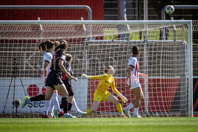 Google Pixel Frauen-Bundesliga; Bayer 04 Leverkusen - SC Freiburg, 26.04.2026 | Katharina Piljic (Bayer 04 Leverkusen, 6) zieht ab und trifft zum 1:0; Bayer 04 Leverkusen - SC Freiburg an Spieltag 23 der Google Pixel Frauen-Bundesliga am 26.04.2026 im Ulrich-Haberland-Stadion in Leverkusen (Nordrhein-Westfalen). DFL REGULATIONS PROHIBIT ANY USE OF PHOTOGRAPHS AS IMAGE SEQUENCES AND/OR QUASI-VIDEO.