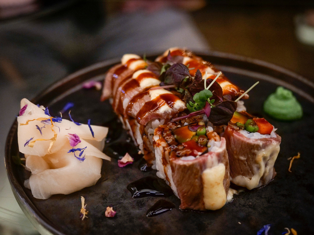 2022-12-17sig284bap | Ludwigsburg - Lokaltermin / Tafelspitze  Mamasaki  - hier gibts Sushi und Tapas Im Bild:Uramaki Flamed Rinderfilet - Realisiert mit Pictrs.com