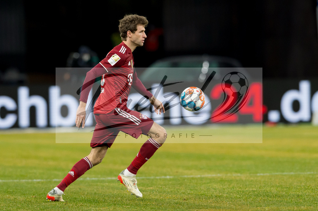 BSCFCB20220123_239 | Fussball, Herren: Thomas Mueller (FC Bayern Muenchen) in Aktion, am Ball, Einzelaktion bei dem Spiel der 1. Bundesliga zwischen Hertha BSC und FC Bayern Muenchen im Olypiastadion am 23.01.2022 in Berlin, Deutschland.DFB / DFL REGULATIONS PROHIBIT ANY USE OF PHOTOGRAPHS AS IMAGE SEQUENCES AND/OR QUASI-VIDEO. - Realisiert mit Pictrs.com