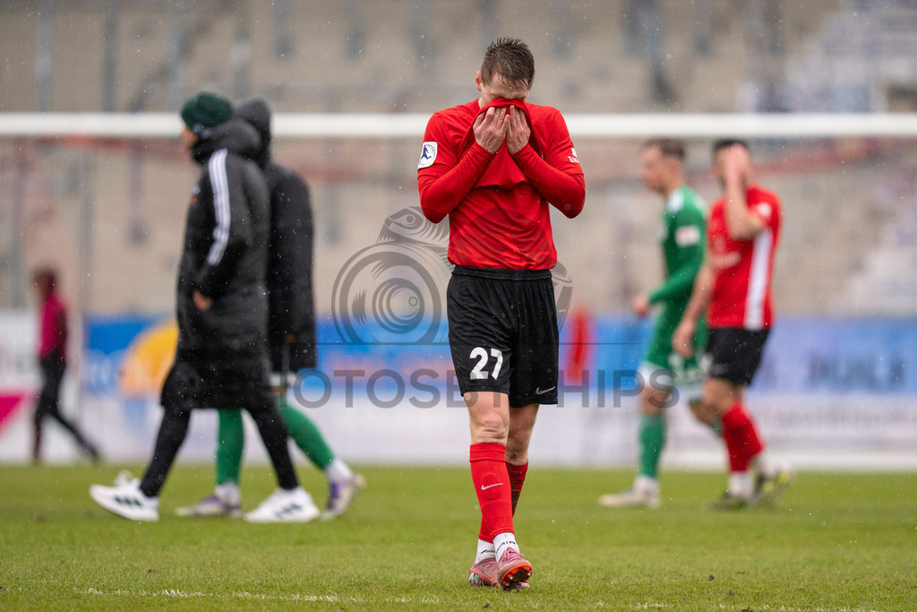 SG Sonnenhof Grossaspach vs. FC 08 Homburg, Fussball, Regionalliga Suedwest, 26. Spieltag, 28.03.2026 | Loris Maier (SG Sonnenhof Grossaspach, #27) ist enttaeuscht nach der Niederlage,SG Sonnenhof Grossaspach vs. FC 08 Homburg, Fussball, Regionalliga Suedwest, 26. Spieltag, 28.03.2026