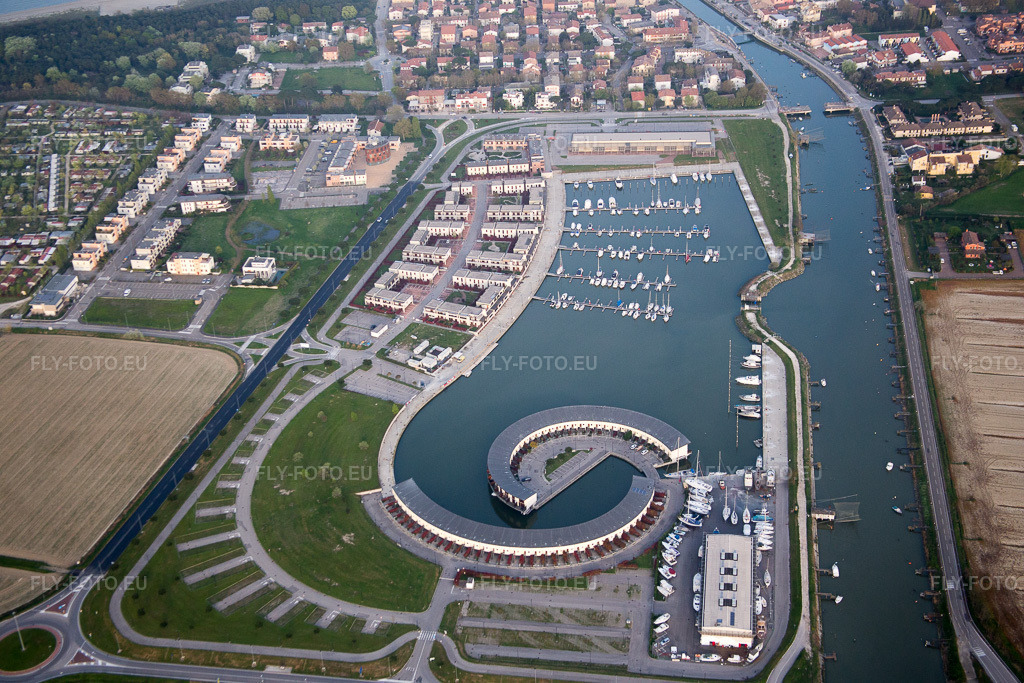 Vue aérienne: Marina di Porto Reno à Casalborsetti, Émilie-Romagne, avec postes d'amarrage et cales de bateau sur le front de mer. à Ravenna dans le département Ravenna, Italie. Photo: IMG_087377.jpg prise le 05/04/2016 par Werner Riehm/FLY-FOTO.eu – Résolution de l'original: 5472 x 3648 px