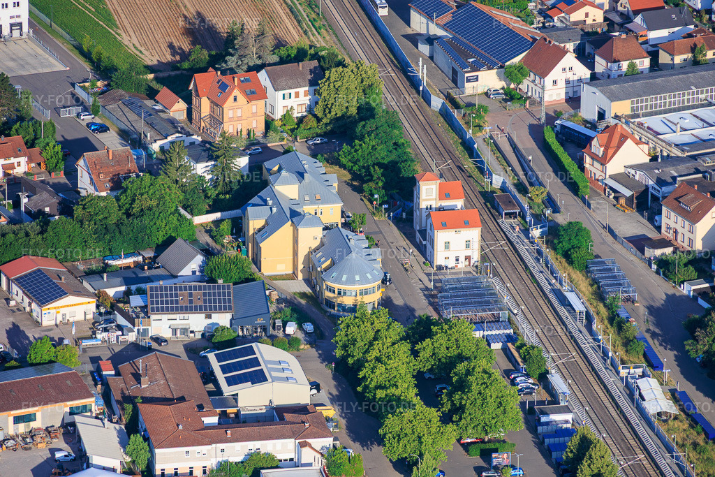 Luftbild: Bahnhof und Gewerbebau Am Bahnhofspl. mit OCLC GmbH im Ortsteil Böhl in Böhl-Iggelheim im Bundesland Rheinland-Pfalz in Deutschland. – Foto: IMG_157486.jpg vom 18.06.2026 durch Werner Riehm/FLY-FOTO.de – Auflösung des Originals: 5860 x 3906 px – OCLC: Weltweite, von Mitgliedern getragene Bibliotheks-Kooperative\n