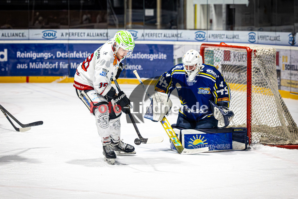 EHC Waldkraiburg LÖWEN gegen Peißenberg MINERS | Eishockey Bayernliga 2025/26 Pre-Playoff Spiel 3, EHC Waldkraiburg LÖWEN gegen Peißenberg MINERS, 20260203,Torchance,2026-02-03 in Waldkraiburg (Raiffeisen Arena), Valentin HÖRNDL (MINERS 18), Maximilian ENGELBRECHT (EHC Waldkraiburg Goali 45)Copyright: WolfgangxLindner www.foto-lindner.de