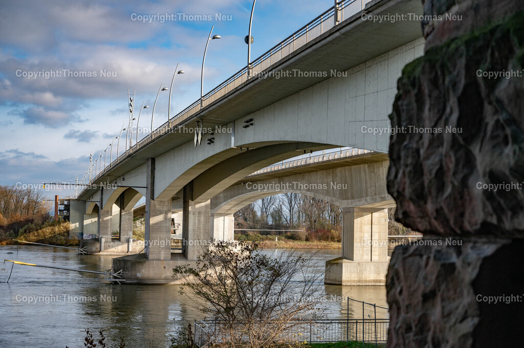 Nibelungenbruecke_Worms__Thomas_Neu_Fotografie-34 | Die Nibelungenbrücke verbindet die rheinland-pfälzische Stadt Worms über den Rhein mit den hessischen Städten Lampertheim und Bürstadt.Nachdem bei Worms der Fährbetrieb urkundlich seit dem Jahr 858 belegt ist, entstand die erste Schiffsbrücke im Jahr 1855. Die erste feste Brücke über den Rhein war von 1900 bis 1945 die Ernst-Ludwig-Brücke. Die im Zweiten Weltkrieg zerstörte Brücke wurde als Nibelungenbrücke (heute „alte“ Nibelungenbrücke genannt) von 1951 bis 1953 wieder aufgebaut.Die Nibelungenbrücke in Worms ist eine der wichtigsten Rheinquerungen der Region und prägt mit ihrem markanten Brückenturm das Stadtbild. Der Turm, ursprünglich als repräsentatives Stadttor zur Nibelungensage gestaltet, gilt bis heute als eines der bekanntesten Wahrzeichen von Worms. Die Brücke verbindet das rheinhessische und rheinland-pfälzische Ufer und bietet beeindruckende Ausblicke auf den Rhein, die Wormser Innenstadt und die umliegende Landschaft. Durch ihre besondere Architektur und historische Bedeutung ist die Nibelungenbrücke ein beliebtes Motiv für Fotografen und Besucher.,, Bild: Thomas Neu