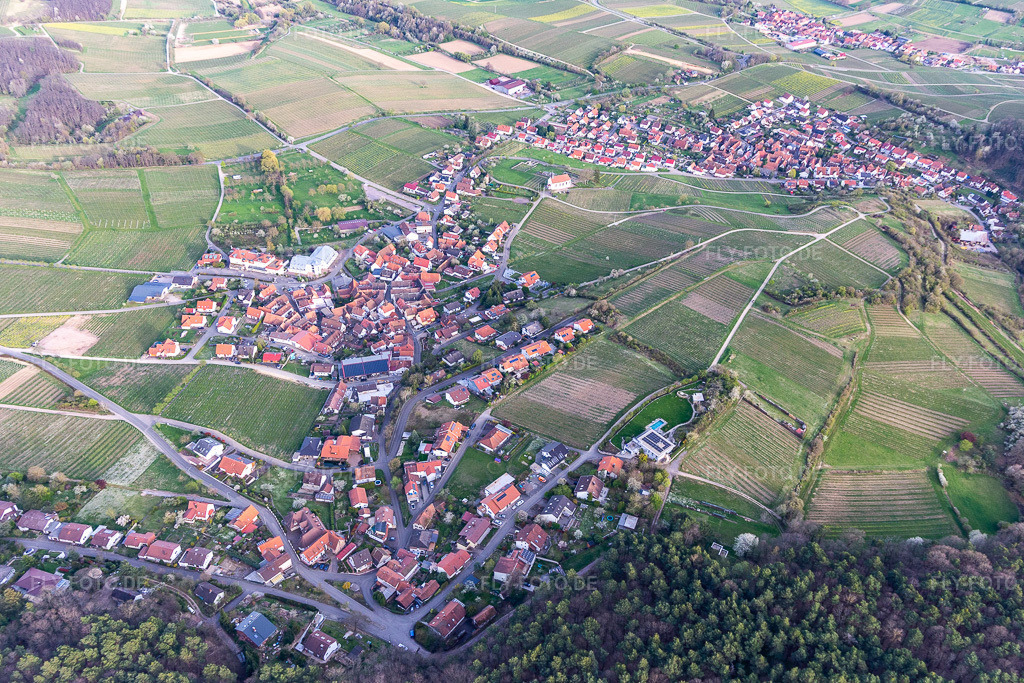 Luftbild: Gleiszellen im Ortsteil Gleiszellen in Gleiszellen-Gleishorbach im Bundesland Rheinland-Pfalz in Deutschland. Foto: IMG_131185.jpg vom 12.04.2022 durch Werner Riehm/FLY-FOTO.deGleiszellen-Gleishorbach - Der Wein- und Ferienort in der Südpfalz