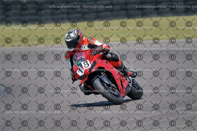 26BT02-2002 | markuskiefer.com - Realisiert mit Pictrs.com