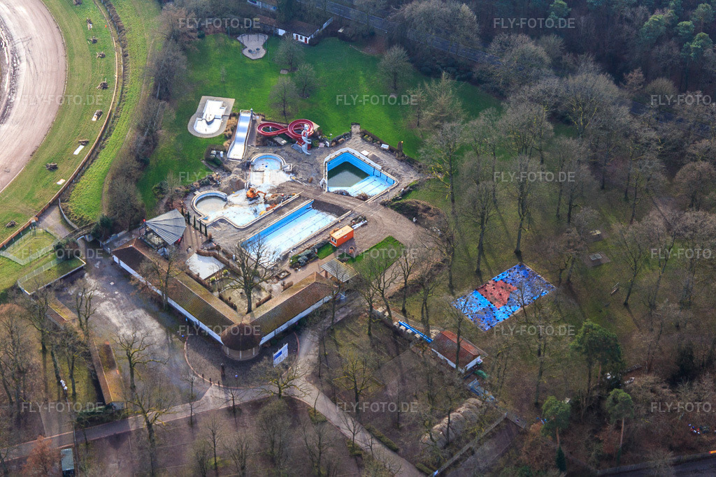 Luftbild: Waldfreibad Herxheim im Winter ohne Wasser in den Becken in Herxheim bei Landau im Bundesland Rheinland-Pfalz in Deutschland. Foto: IMG_145141.jpg vom 04.01.2025 durch Werner Riehm/FLY-FOTO.de