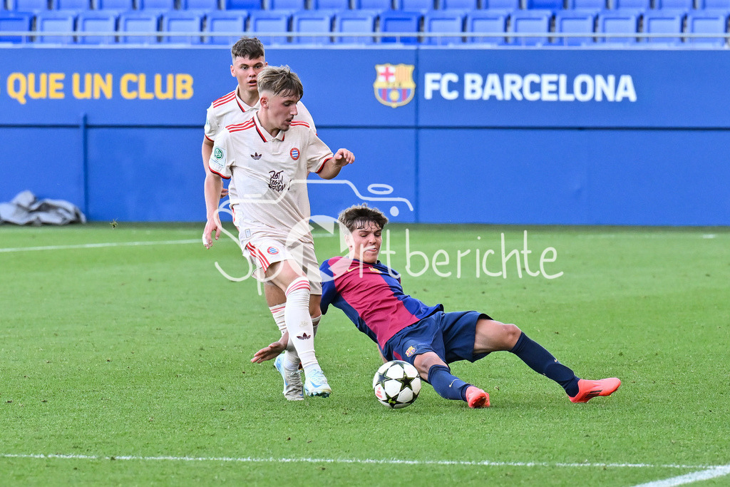 FC Barcelona U19 - FC Bayern München U19 | im Duell Lennart KARL (FCB #7) und Juan HERNANDEZ (FC Barcelona U19 #10) / zweikampf / UEFA Youth League: FC Barcelona U19 - FC Bayern München U19, Estadi Johan Cruyff am am 23.10.2024