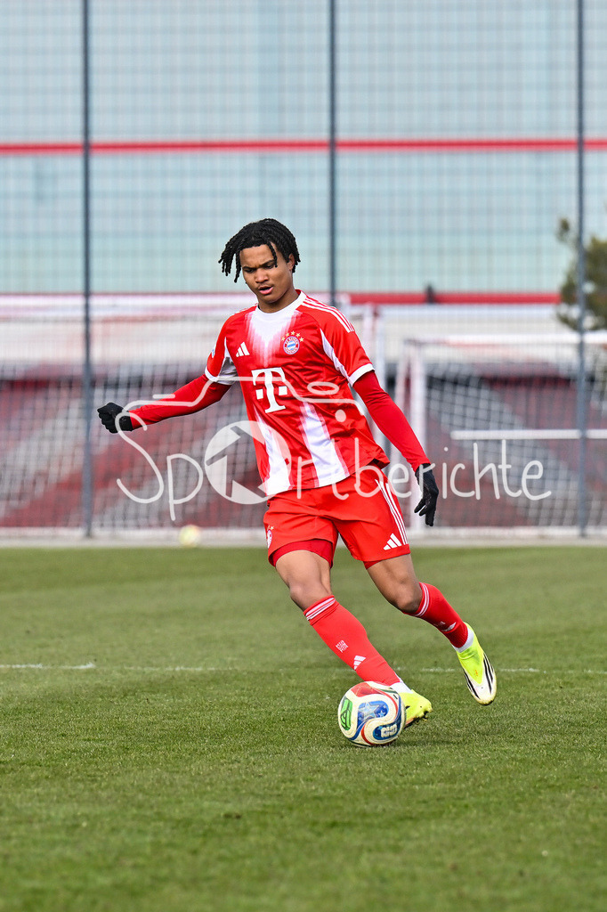 FC Bayern Amateure - FC Viktoria Pilsen U23 | MUNICH, GERMANY - 03. FEBRUARY: am Ball Julien YANDA (FC Bayern München II 3) während dem Testspiel zwischen den Amateuren des FC Bayern und dem FC Viktoria Pilsen B am FC Bayern Campus