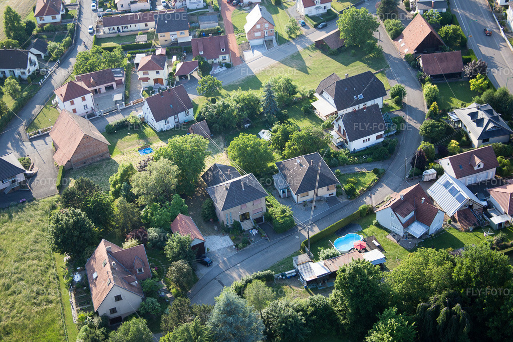 Luftbild: Ortsansicht in Soultz-sous-Forêts im Bundesland Bas-Rhin in Frankreich. Foto: IMG_080217.jpg vom 05.06.2015 durch Werner Riehm/FLY-FOTO.de