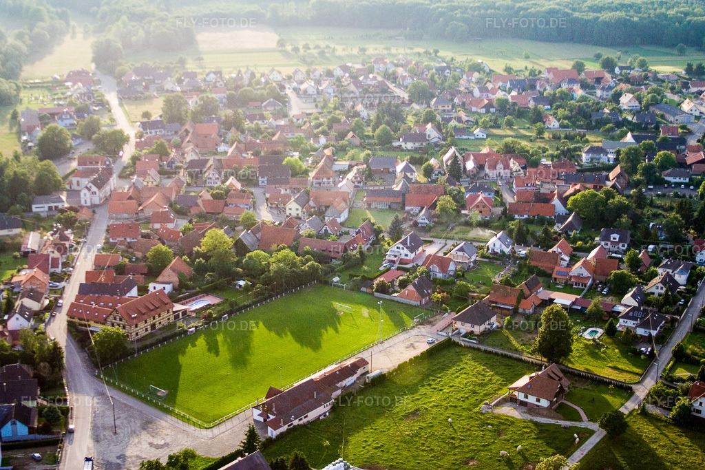 Luftbild: Dorfansicht mit Stadion in Forstfeld im Bundesland Bas-Rhin in Frankreich. – Foto: IMG_2428.jpg vom 04.06.2006 durch Werner Riehm/FLY-FOTO.de – Auflösung des Originals: 3456 x 2304 px