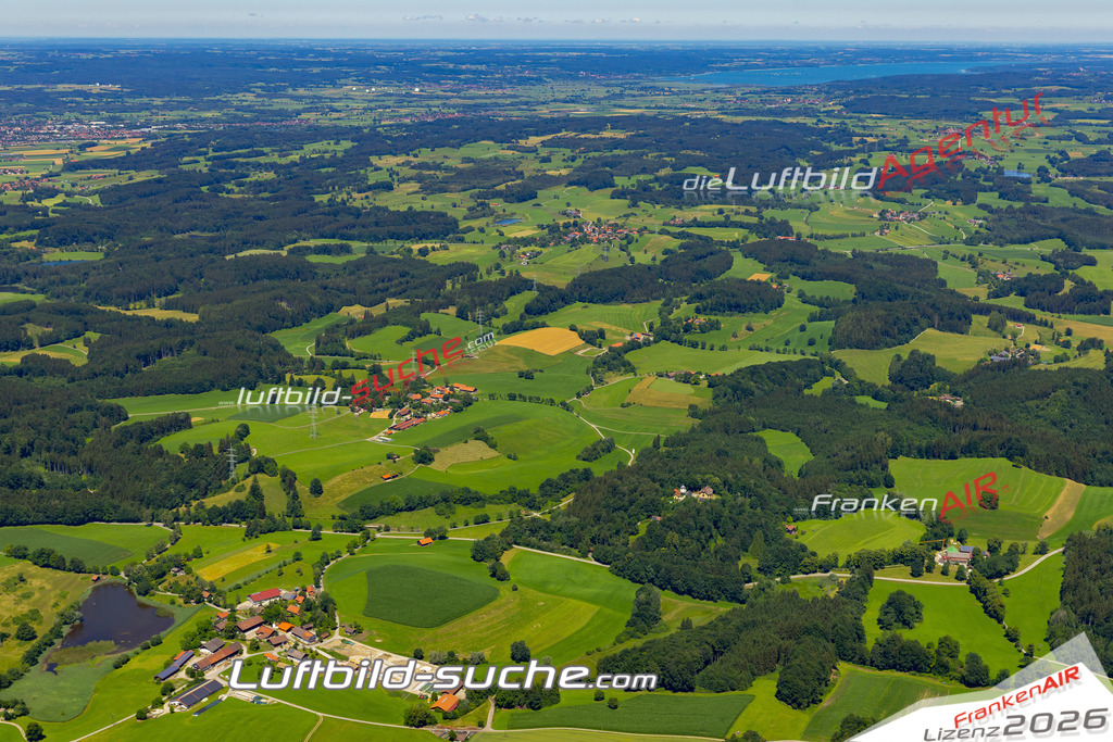 Aktuelles Luftbild von Eichendorf Eberfing - Die Luftaufnahme wurde 2022 mittels UL-Flugzeug erstellt ( keine Drohne ) - hochauflösende Kamera-Systeme von  Canon -Beste Qualität - Für grossformatige Ausdrucke geeignet. Die Geschenkidee !