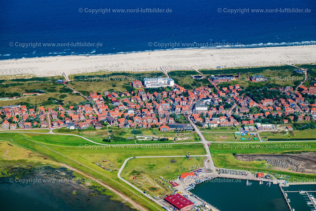 Juist_ELS_9591050924 | JUIST 05.09.2024 Ortskern am Meeres- Küstenbereich der Nordsee in Juist im Bundesland Niedersachsen, Deutschland. Weiterführende Informationen bei: Inselgemeinde und Kurverwaltung Juist. // Town center on the sea-coastal area of North Sea in Juist in the state Lower Saxony, Germany. Further information at: Inselgemeinde und Kurverwaltung Juist. Foto: Martin Elsen