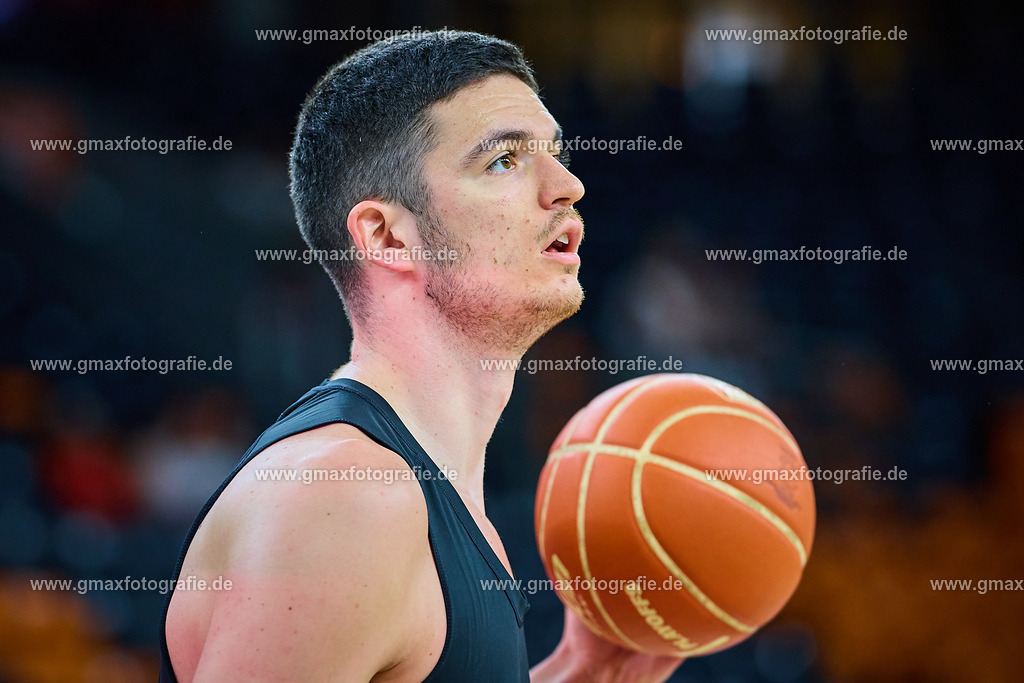 GER, ratiopharm ulm gegen FC Bayern, Basketball, 2. PlayOff, Finale, EasyCredit Bundesliga, Spielzeit 2024/2025, 18.06.2025 | Portrait, Portraet, Freisteller von Elias Harris (FC Bayern, #20) mit BallGER, ratiopharm ulm gegen FC Bayern, Basketball, 2. PlayOff, Finale, EasyCredit Bundesliga, Spielzeit 2024/2025, 18.06.2025Foto: Eibner-Pressefoto/Gerald Oelze-de Stoppany