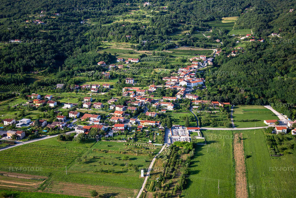Luftbild: Ortsansicht im Ortsteil Ozeljan in Nova Gorica im Bundesland Slowenien in Slowenien. Foto: IMG_137448.jpg vom 14.07.2023 durch Werner Riehm/FLY-FOTO.de